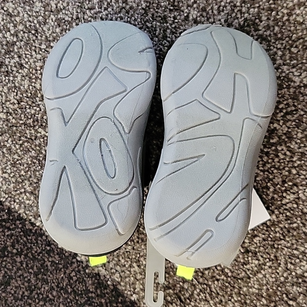 NEW OshKosh Everplay Sneakers - Toddler 7 - Picture 6 of 7
